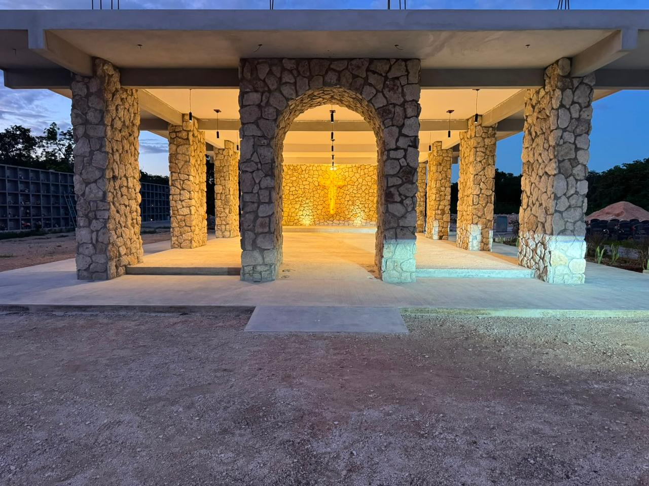 Construcción de acceso principal